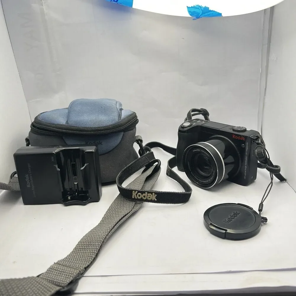 Kodak Z8612 IS Easy Share 8.1MP 12x Zoom Camera w/ Case & Charger- Works Great!